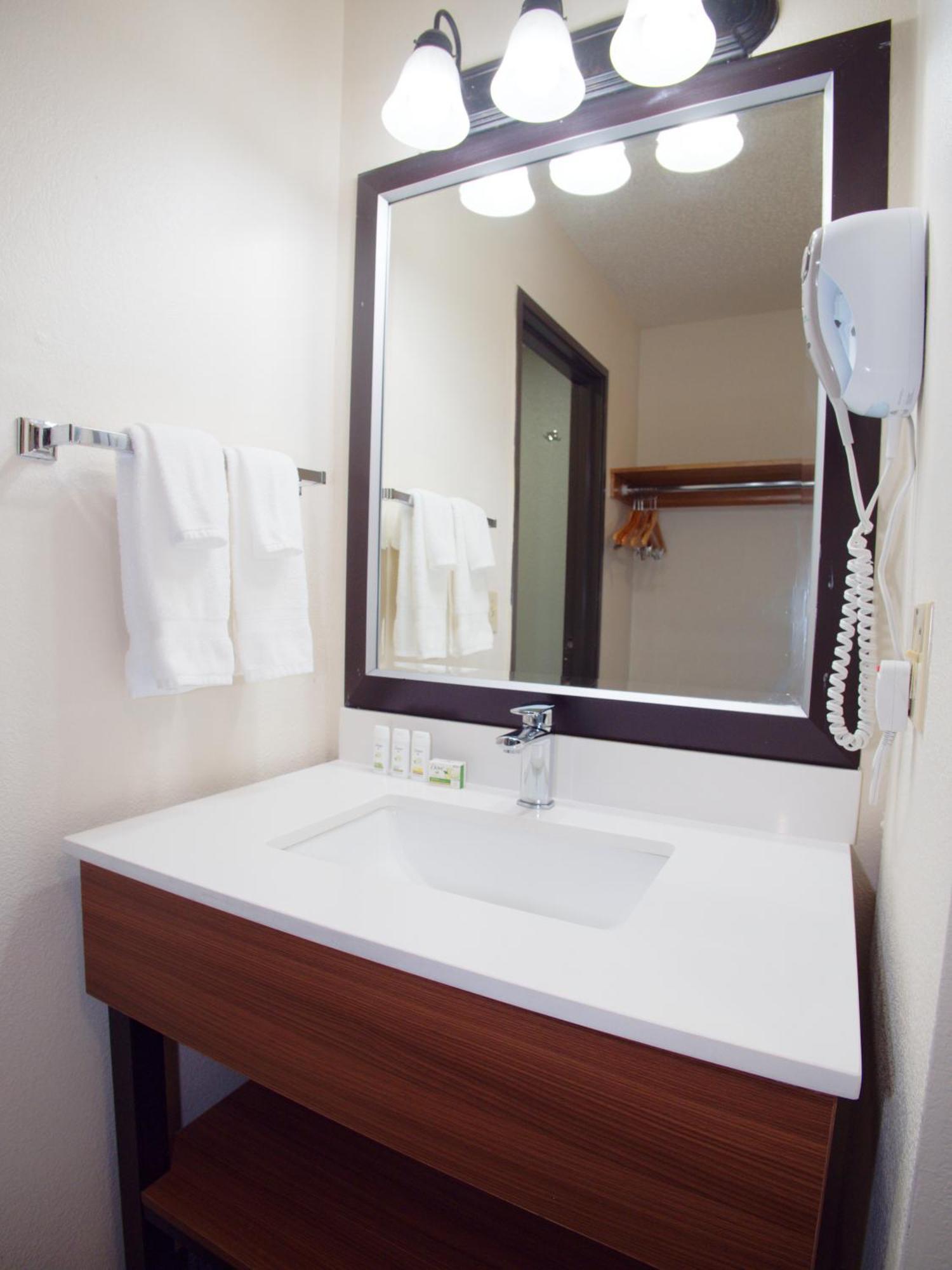 מלון Ramada By Wyndham קור ד'אלן מראה חיצוני תמונה