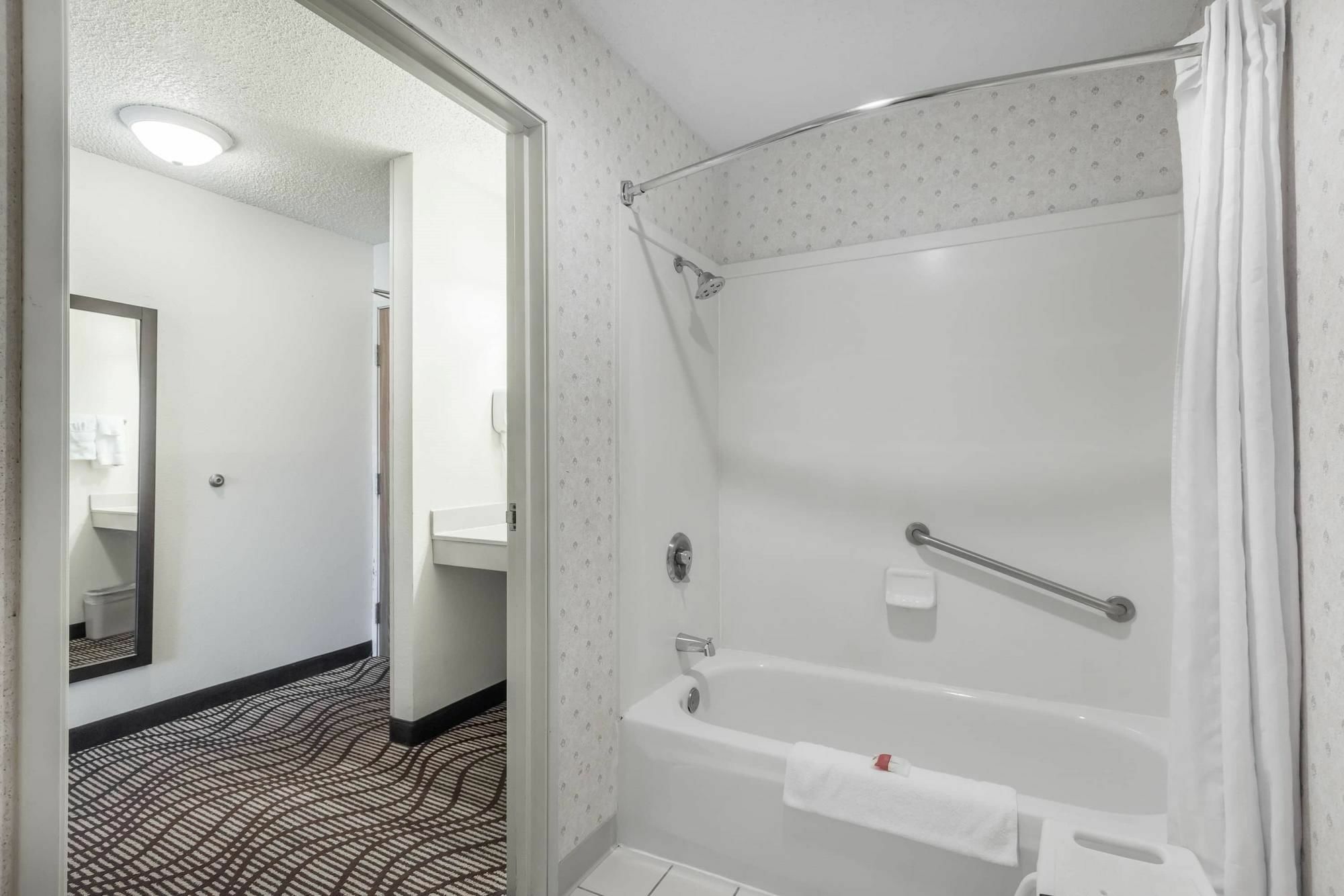 מלון Ramada By Wyndham קור ד'אלן מראה חיצוני תמונה
