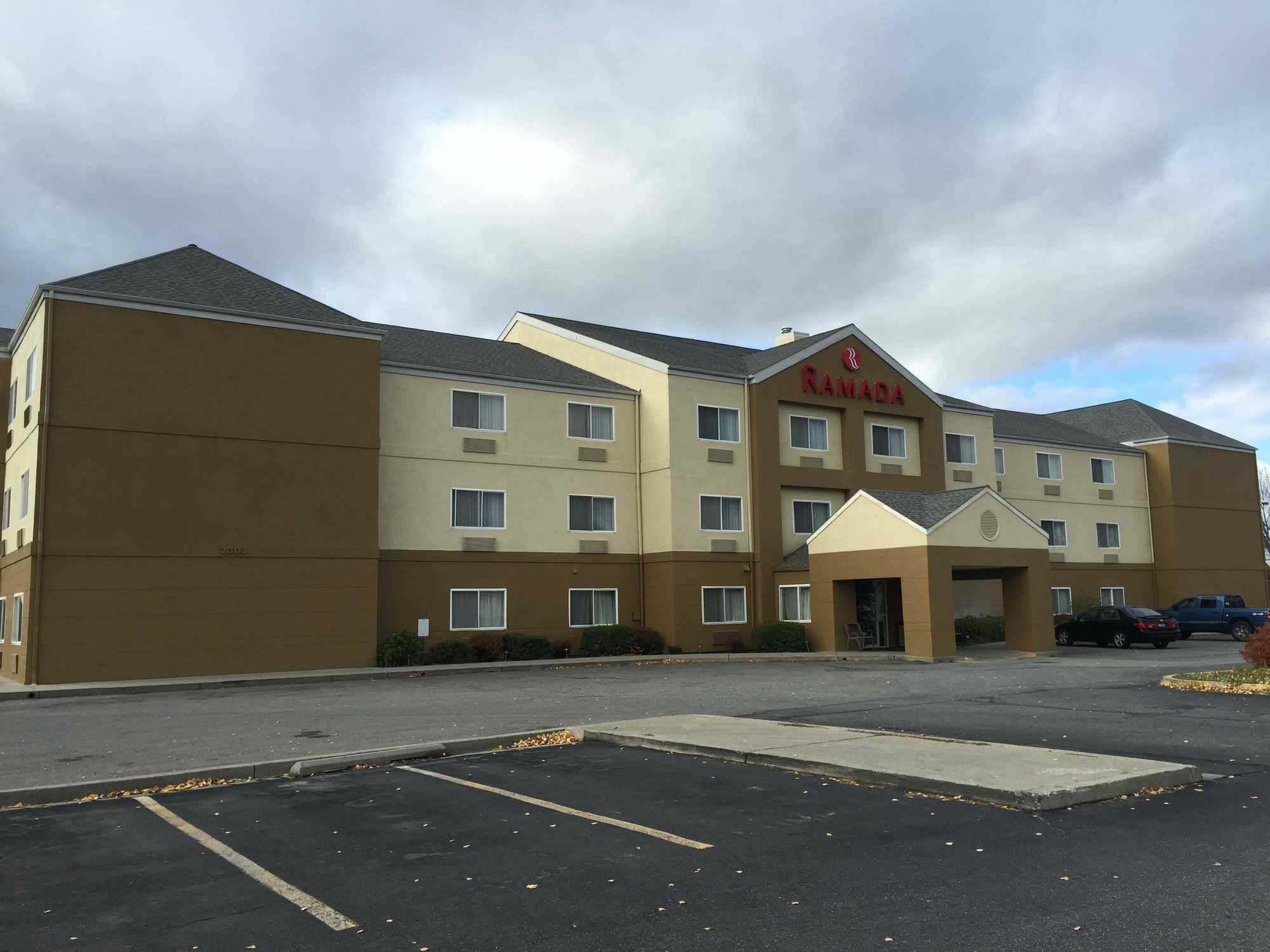 מלון Ramada By Wyndham קור ד'אלן מראה חיצוני תמונה